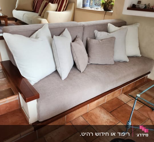 ספה עם כריות בצבעים שונים בחדר מגורים
